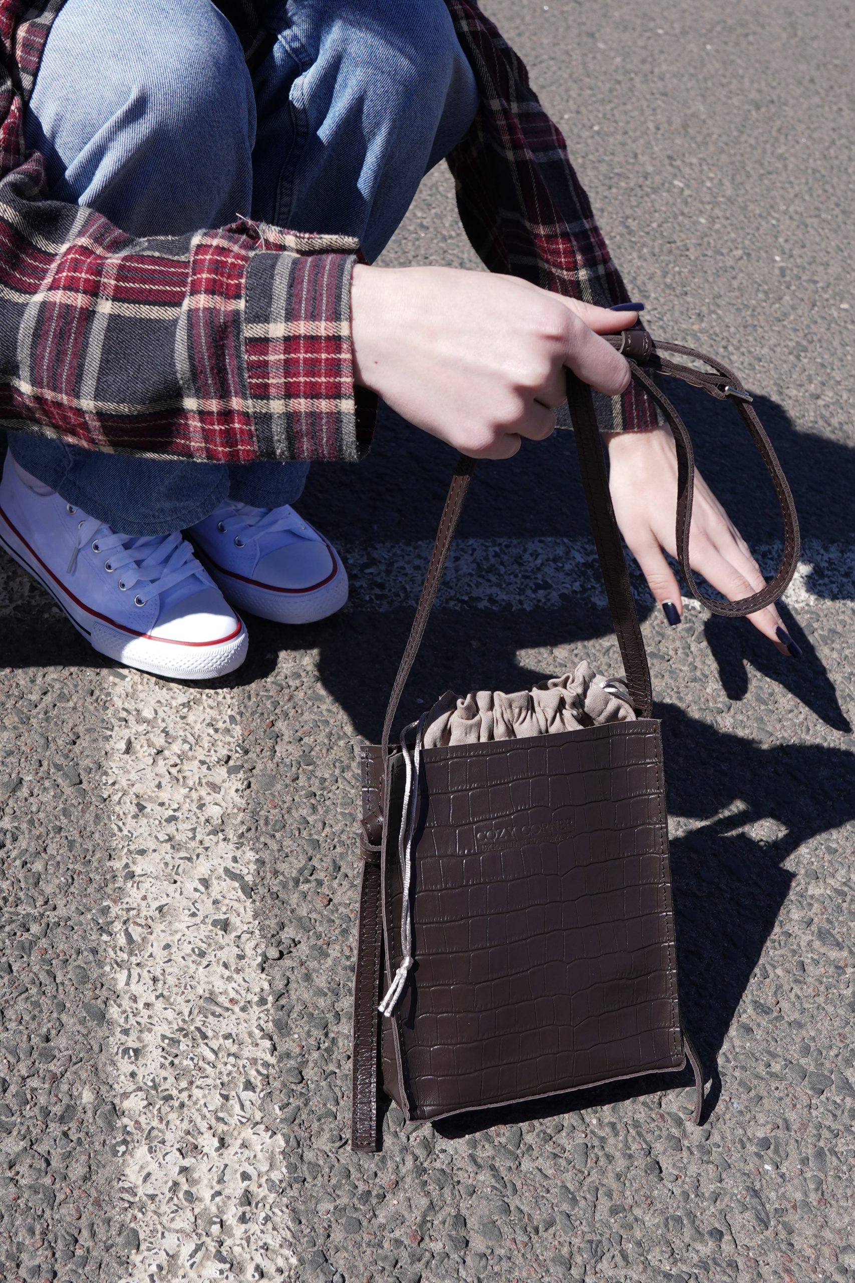 CROSSBODY CROCO CHOCOLATE | Cozy Corner